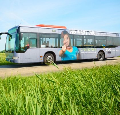 Bus fährt über Land