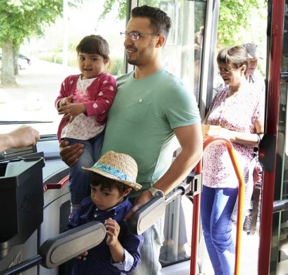 Fahrgäste beim Einstieg in den Bus